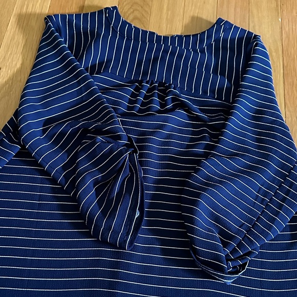 Monteau size medium navy blue top with white pinstriped w/ 1/2 sleeves NWOT - Picture 2 of 6